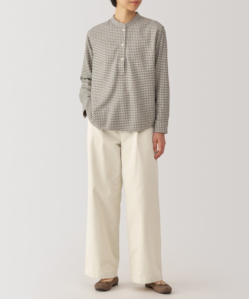 無印良品（ムジルシリョウヒン）の「婦人　ムラ糸　チノタックワイドパンツ　股下長め（チノパンツ・レディース・ダークグレー/ダークベージュ/ブラック/アイボリー・XL/L/M/S）」の5枚目の写真