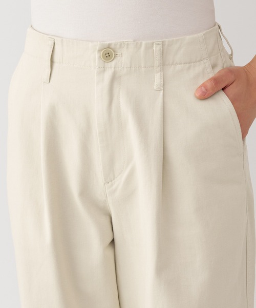 無印良品（ムジルシリョウヒン）の「婦人　ムラ糸　チノタックワイドパンツ　股下長め（チノパンツ・レディース・ダークグレー/ダークベージュ/ブラック/アイボリー・XL/L/M/S）」の8枚目の写真