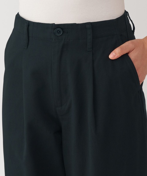 無印良品（ムジルシリョウヒン）の「婦人　ムラ糸　チノタックワイドパンツ　股下長め（チノパンツ・レディース・ダークグレー/ダークベージュ/ブラック/アイボリー・XL/L/M/S）」の16枚目の写真