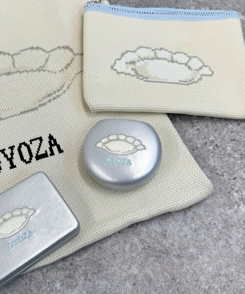 fredy emue（フレディエミュ）の「【Jolie Joli/ジョリジョリ】キャリング刺繍ラウンドケース（ポーチ・レディース・シルバー/ブルー/グリーン/ピンク・FREE）」の4枚目の写真