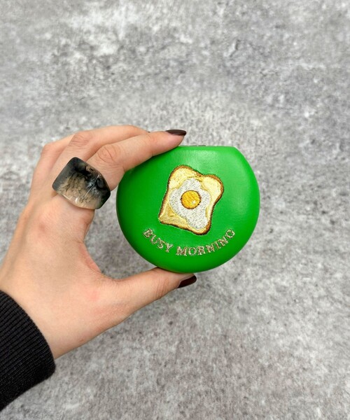 fredy emue（フレディエミュ）の「【Jolie Joli/ジョリジョリ】キャリング刺繍ラウンドケース（ポーチ・レディース・シルバー/ブルー/グリーン/ピンク・FREE）」の2枚目の写真