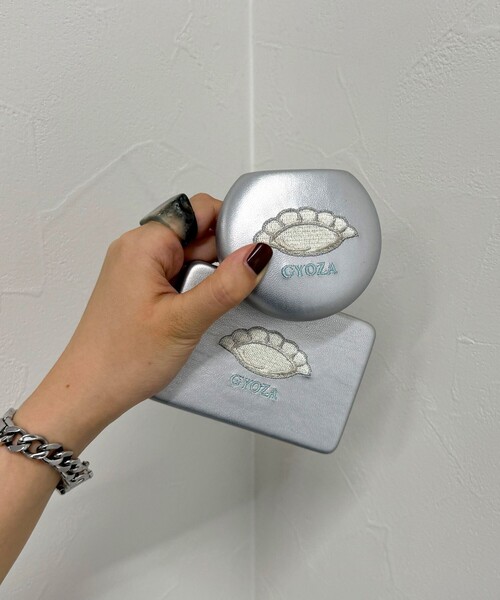 fredy emue（フレディエミュ）の「【Jolie Joli/ジョリジョリ】キャリング刺繍ラウンドケース（ポーチ・レディース・シルバー/ブルー/グリーン/ピンク・FREE）」の5枚目の写真