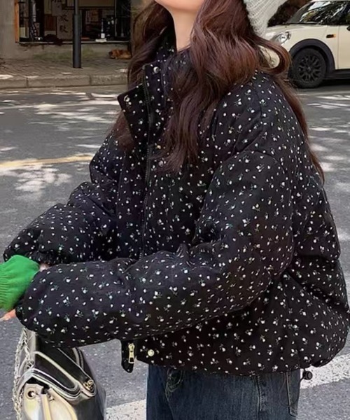 LAC-VERT（ラック・ヴェール）の「花柄コンパクト丈コーデュロイダウンジャケット / 中綿ダウンジャケット（ダウンジャケット/コート・レディース・ブラック/アイボリー・FREE）」の3枚目の写真