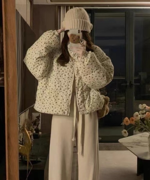 LAC-VERT（ラック・ヴェール）の「花柄コンパクト丈コーデュロイダウンジャケット / 中綿ダウンジャケット（ダウンジャケット/コート・レディース・ブラック/アイボリー・FREE）」の5枚目の写真