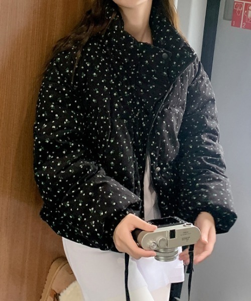 LAC-VERT（ラック・ヴェール）の「花柄コンパクト丈コーデュロイダウンジャケット / 中綿ダウンジャケット（ダウンジャケット/コート・レディース・ブラック/アイボリー・FREE）」の11枚目の写真