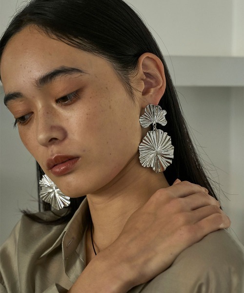 marjour(マージュール)の「BIG FLOWER PIERCE(ピアス(両耳用)・レディース・シルバー/ゴールド・FREE)」の1枚目の写真