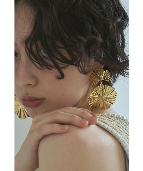 marjour(マージュール)の「BIG FLOWER PIERCE(ピアス(両耳用)・レディース・シルバー/ゴールド・FREE)」の2枚目の写真