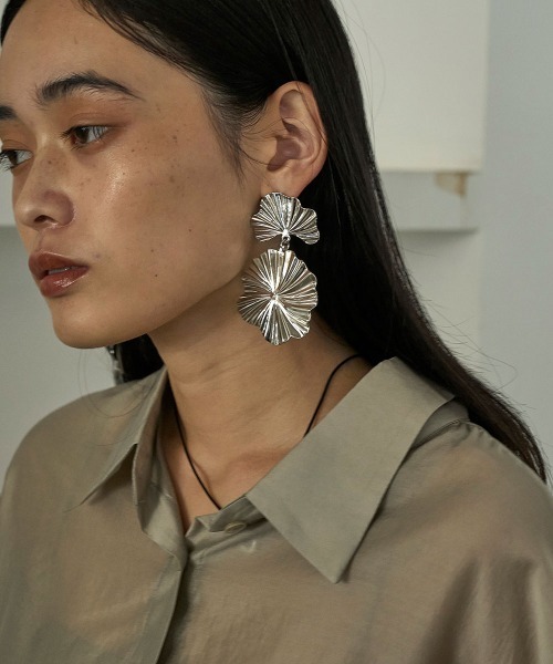 marjour(マージュール)の「BIG FLOWER PIERCE(ピアス(両耳用)・レディース・シルバー/ゴールド・FREE)」の3枚目の写真