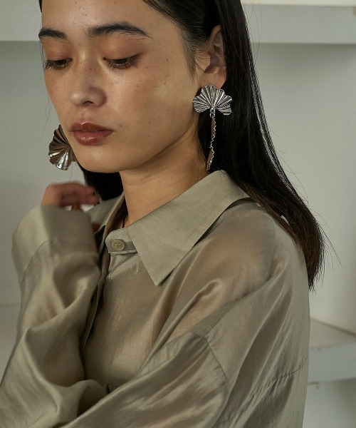 marjour(マージュール)の「BIG FLOWER PIERCE(ピアス(両耳用)・レディース・シルバー/ゴールド・FREE)」の4枚目の写真