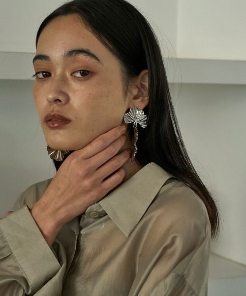 marjour(マージュール)の「BIG FLOWER PIERCE(ピアス(両耳用)・レディース・シルバー/ゴールド・FREE)」の5枚目の写真