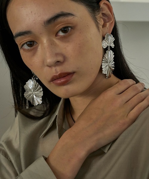 marjour(マージュール)の「BIG FLOWER PIERCE(ピアス(両耳用)・レディース・シルバー/ゴールド・FREE)」の6枚目の写真