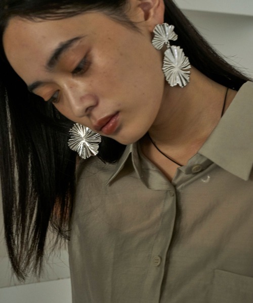 marjour(マージュール)の「BIG FLOWER PIERCE(ピアス(両耳用)・レディース・シルバー/ゴールド・FREE)」の7枚目の写真