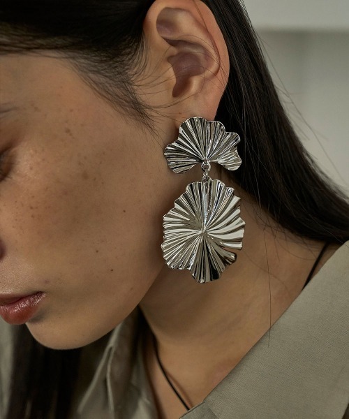 marjour(マージュール)の「BIG FLOWER PIERCE(ピアス(両耳用)・レディース・シルバー/ゴールド・FREE)」の8枚目の写真