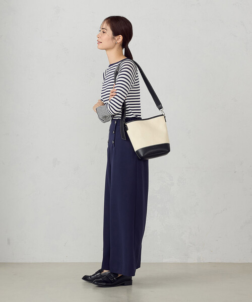 MONO COMME CA(モノコムサ)の「バケツ型 キャンバス ショルダーバッグ(ショルダーバッグ・レディース・キナリ/ブラック・FREE)」の4枚目の写真