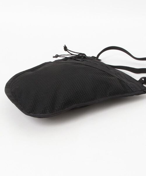 KEEN(キーン)の「NYLON POCKET SACOCHE / ナイロン ポケット サコッシュ / サコッシュ 小物入れ(エコバッグ/サブバッグ・レディース・ブラック・OS)」の3枚目の写真