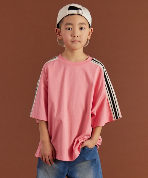 PAIRMANON STREET（ペアマノンストリート）の「【PAIRMANON STREET】袖 ラインテープ 半袖 Tシャツ（Tシャツ/カットソー・キッズ・ピンク/ブラック/ホワイト/ベージュ・90/160/110/140/120/100/150/130）」の4枚目の写真