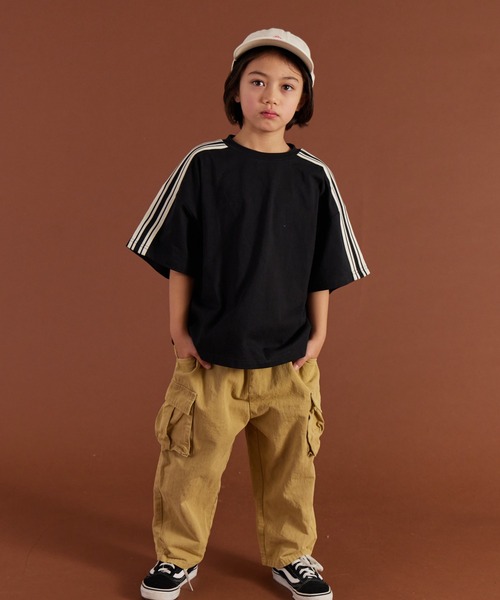 PAIRMANON STREET（ペアマノンストリート）の「【PAIRMANON STREET】袖 ラインテープ 半袖 Tシャツ（Tシャツ/カットソー・キッズ・ピンク/ブラック/ホワイト/ベージュ・90/160/110/140/120/100/150/130）」の12枚目の写真