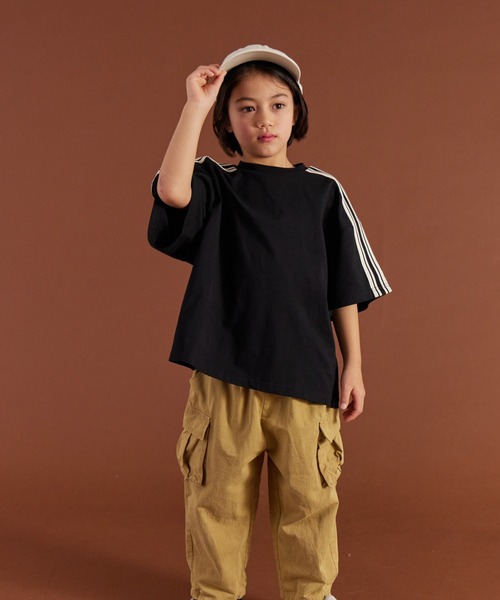 PAIRMANON STREET（ペアマノンストリート）の「【PAIRMANON STREET】袖 ラインテープ 半袖 Tシャツ（Tシャツ/カットソー・キッズ・ピンク/ブラック/ホワイト/ベージュ・90/160/110/140/120/100/150/130）」の16枚目の写真