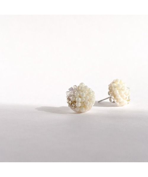 tone(トーン)の「【mamo】【金属アレルギー対応】ホワイトビーズ刺繍イヤリング(MA)(イヤリング・レディース・ホワイト・FREE)」の2枚目の写真