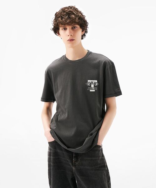 tommy jeans(トミー ジーンズ)の「レギュラーフィットグラフィックTシャツ(Tシャツ/カットソー・メンズ・ベージュ/ブラック/ブルー・LARGE/SMALL/MEDIUM/X-LARGE)」の2枚目の写真