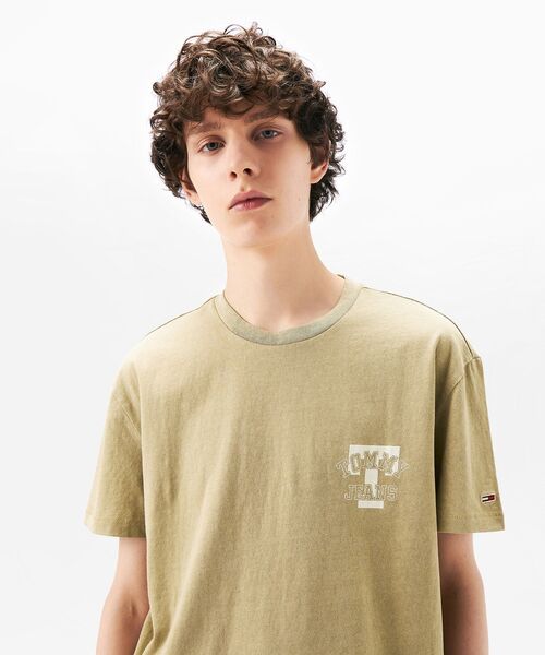 tommy jeans(トミー ジーンズ)の「レギュラーフィットグラフィックTシャツ(Tシャツ/カットソー・メンズ・ベージュ/ブラック/ブルー・LARGE/SMALL/MEDIUM/X-LARGE)」の4枚目の写真