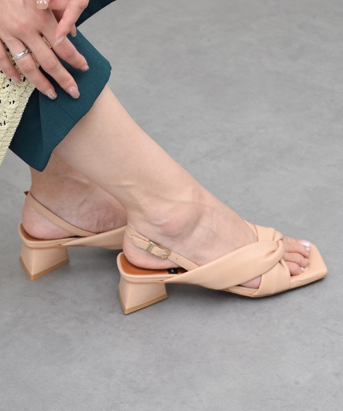 ANGEL ALARCON（アンヘルアラルコン）の「【ANGEL ALARCON】スクエアトウチャンキーヒールサンダル(D52002)（サンダル・レディース・ベージュ/シルバー/ブラック・36/37/38/39/35）」の2枚目の写真