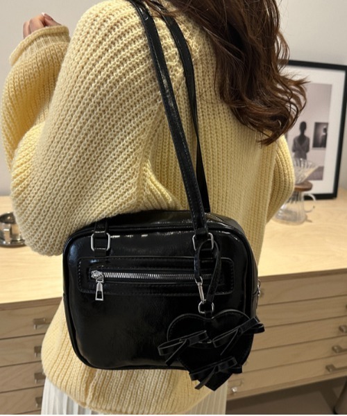 gossip!ロサンゼルス(ゴシップロサンゼルス)の「Y2K ハートチャーム付き ショルダーバッグ(ショルダーバッグ・レディース・ホワイト/シルバー/ブラウン/ワイン/ブラック・FREE)」の1枚目の写真