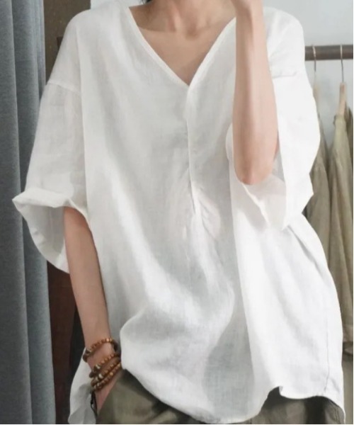 BLANC FICELLE（ブランフィセル）の「Vネック　シャツ（Tシャツ/カットソー・レディース・ブラック/ナチュラル/グリーン/ピンク/ホワイト・M/L/XL/XXL）」の2枚目の写真