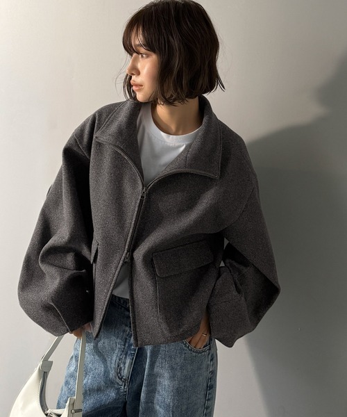 シンプルなのに映える、冬の主役アウター。ショート丈ダブルZIP