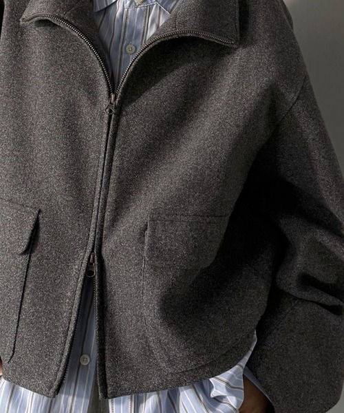 シンプルなのに映える、冬の主役アウター。ショート丈ダブルZIP