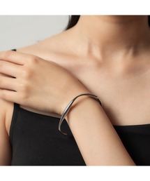 LENERA（レネラ）の「ウェーブバングル（ブレスレット）」