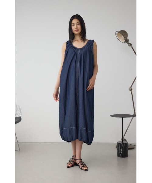 AZUL by moussy(アズールバイマウジー)の「【身長/骨格別着用画像あり】前後2WAYバルーンギャザーワンピース 夏服 春服 秋服 ノースリーブ デニム(ワンピース・レディース・ブルー/ブラック・SMALL/MEDIUM)」の2枚目の写真