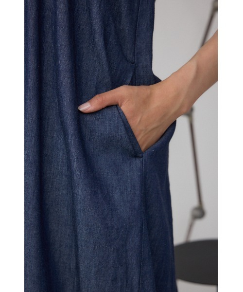 AZUL by moussy(アズールバイマウジー)の「【身長/骨格別着用画像あり】前後2WAYバルーンギャザーワンピース 夏服 春服 秋服 ノースリーブ デニム(ワンピース・レディース・ブルー/ブラック・SMALL/MEDIUM)」の7枚目の写真