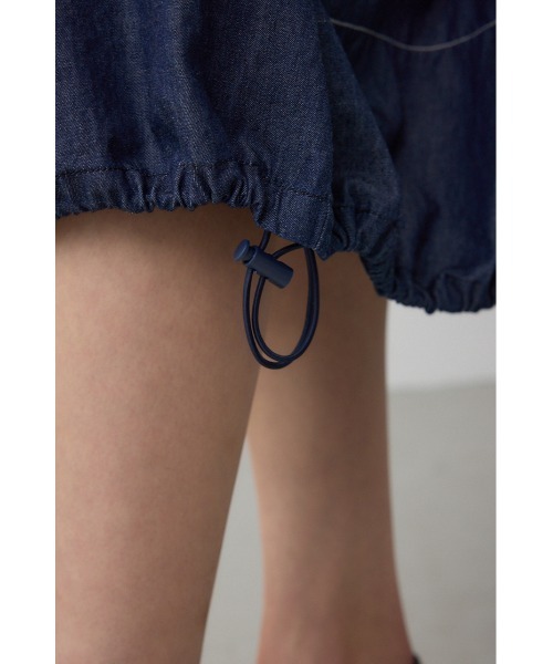 AZUL by moussy(アズールバイマウジー)の「【身長/骨格別着用画像あり】前後2WAYバルーンギャザーワンピース 夏服 春服 秋服 ノースリーブ デニム(ワンピース・レディース・ブルー/ブラック・SMALL/MEDIUM)」の5枚目の写真