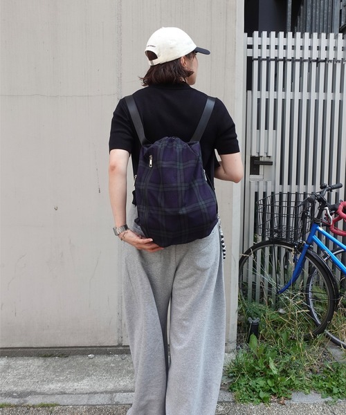 napinna maison（ナピナメゾン）の「【napinna maison×MAI】2wayマルチポケット付きドローコードナップサック（バックパック/リュック・レディース・チェック/グレー・FREE）」の4枚目の写真