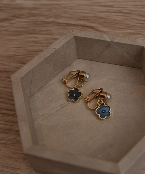 TONE SELECT GOODS（トーンセレクトグッズ）の「【resonance】フラワーモチーフ ブルー×ゴールド イヤリング（イヤリング・レディース・ブルー系・FREE）」の5枚目の写真