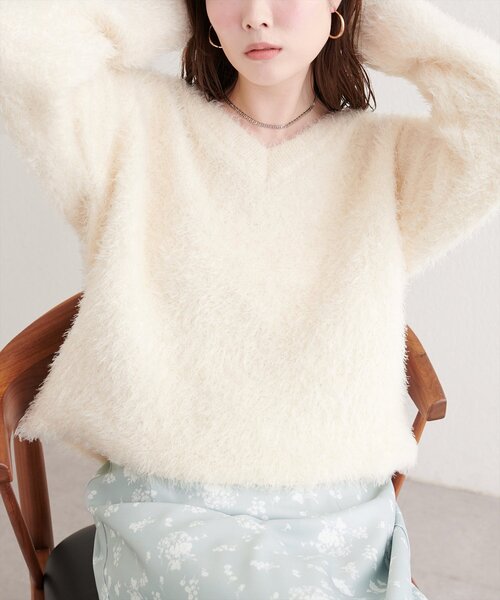 natural couture（ナチュラルクチュール）の「Vネックシャギーニットプルオーバー（ニット/セーター・レディース・ラベンダー/ブルー/オフホワイト/ブラック/グレイッシュベージュ/モカ・FREE）」の7枚目の写真