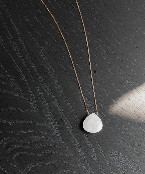 Andemiu(アンデミュウ)の「【サージカル】ステンレスストーンカットペンダント591737(ネックレス・レディース・ホワイト/ブラウン・FREE)」の1枚目の写真