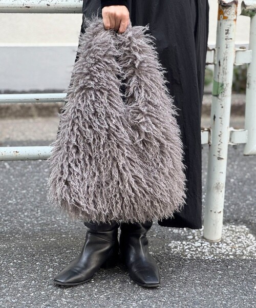 NOLLEY’S（ノーリーズ）の「【PR林☆別注】チベットラムフェイクファーバッグ（ショルダーバッグ・レディース・ベージュ/グレイッシュベージュ・FREE）」の16枚目の写真