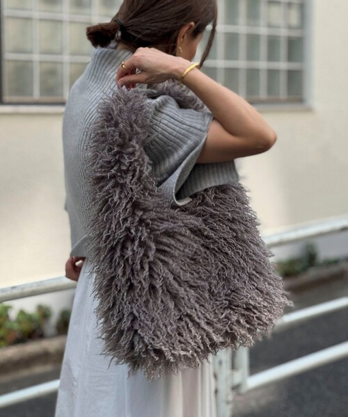 NOLLEY’S（ノーリーズ）の「【PR林☆別注】チベットラムフェイクファーバッグ（ショルダーバッグ・レディース・ベージュ/グレイッシュベージュ・FREE）」の20枚目の写真