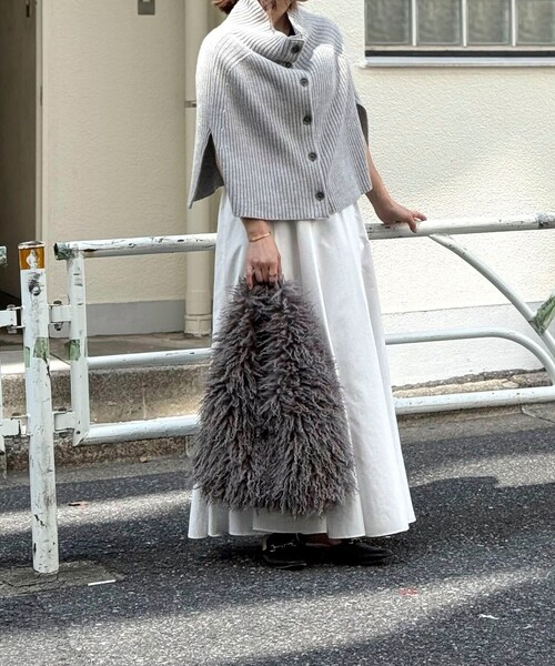 NOLLEY’S（ノーリーズ）の「【PR林☆別注】チベットラムフェイクファーバッグ（ショルダーバッグ・レディース・ベージュ/グレイッシュベージュ・FREE）」の5枚目の写真