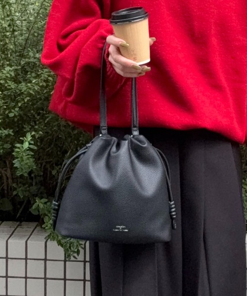 DRAW（ドロー）の「DRAW(ドロー) / ドローストリング バッグ スモール【シュリンクビーガンレザー】（ショルダーバッグ・レディース・ブラック/グレー・SMALL）」の2枚目の写真