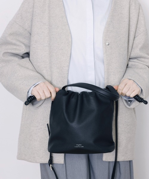 DRAW（ドロー）の「DRAW(ドロー) / ドローストリング バッグ スモール【シュリンクビーガンレザー】（ショルダーバッグ・レディース・ブラック/グレー・SMALL）」の4枚目の写真