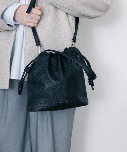 DRAW（ドロー）の「DRAW(ドロー) / ドローストリング バッグ スモール【シュリンクビーガンレザー】（ショルダーバッグ・レディース・ブラック/グレー・SMALL）」の3枚目の写真