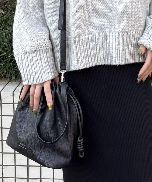 DRAW（ドロー）の「DRAW(ドロー) / ドローストリング バッグ スモール【シュリンクビーガンレザー】（ショルダーバッグ・レディース・ブラック/グレー・SMALL）」の9枚目の写真