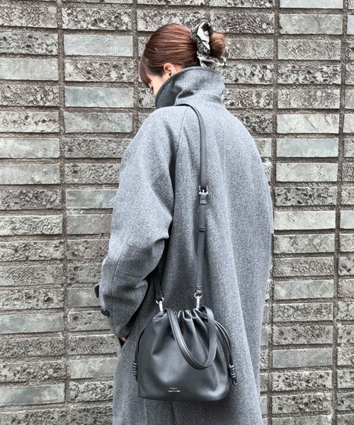 DRAW（ドロー）の「DRAW(ドロー) / ドローストリング バッグ スモール【シュリンクビーガンレザー】（ショルダーバッグ・レディース・ブラック/グレー・SMALL）」の10枚目の写真