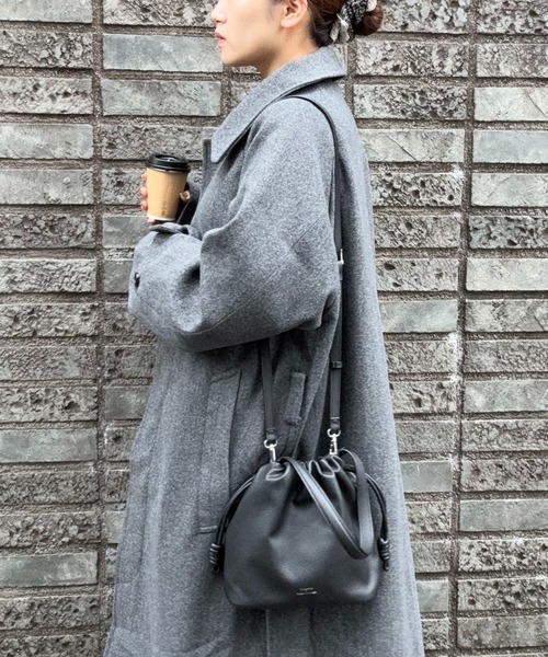 DRAW（ドロー）の「DRAW(ドロー) / ドローストリング バッグ スモール【シュリンクビーガンレザー】（ショルダーバッグ・レディース・ブラック/グレー・SMALL）」の11枚目の写真