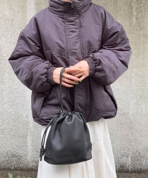 DRAW（ドロー）の「DRAW(ドロー) / ドローストリング バッグ スモール【シュリンクビーガンレザー】（ショルダーバッグ・レディース・ブラック/グレー・SMALL）」の18枚目の写真