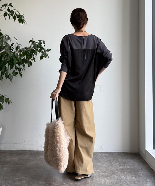 DouDou(ドゥドゥ)の「バック布帛切替プルオーバー(シャツ/ブラウス・レディース・オフホワイト/チャコールグレー/ブラック・FREE)」の17枚目の写真