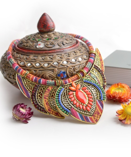 MARAI（マーライ）の「エスニックビジューネックレス（ネックレス・レディース・レッド/ブルー・FREE）」の4枚目の写真